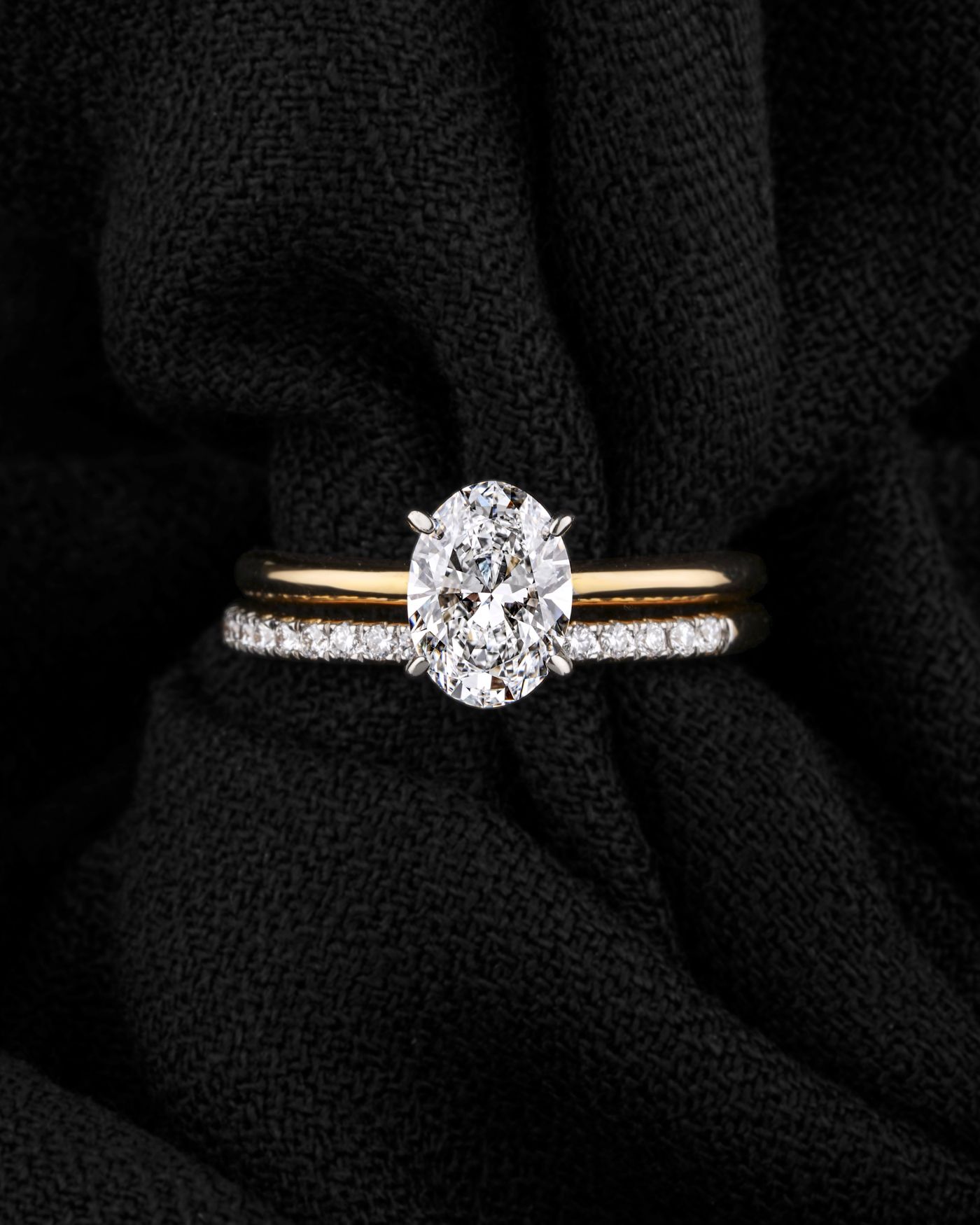 Oval diamond engagement ring
